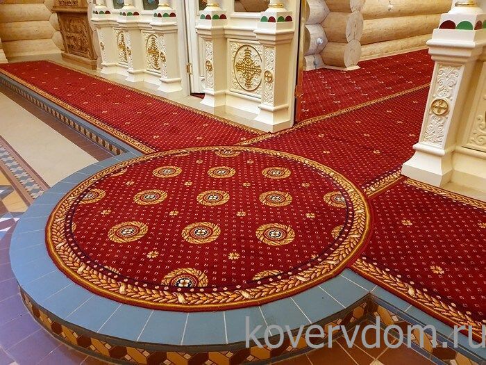 Полушерстяное ковровое покрытие с укладкой в алтарную часть, на солею и амвон в храме Полушерстяное ковровое покрытие с укладкой в алтарную часть, на солею и амвон в храме